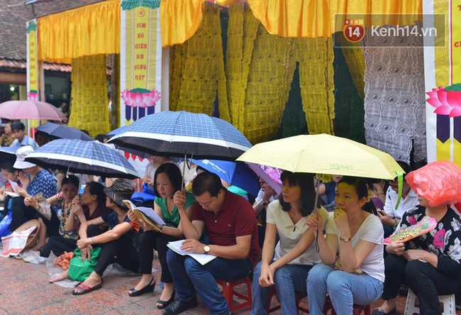 Đại lễ Vu Lan: Hàng nghìn người đội mưa nghe giảng đạo làm con tại chùa Phúc Khánh - Ảnh 6.