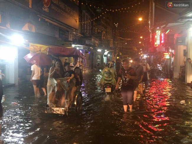 Phố cổ Hà Nội ngập lênh láng sau cơn mưa lớn - Ảnh 10.