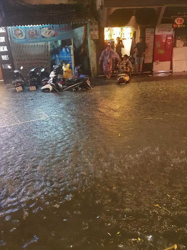 Hà Nội đang ảnh hưởng bão, mưa to gió giật kinh hoàng, nhiều tuyến phố đã ngập - Ảnh 20.