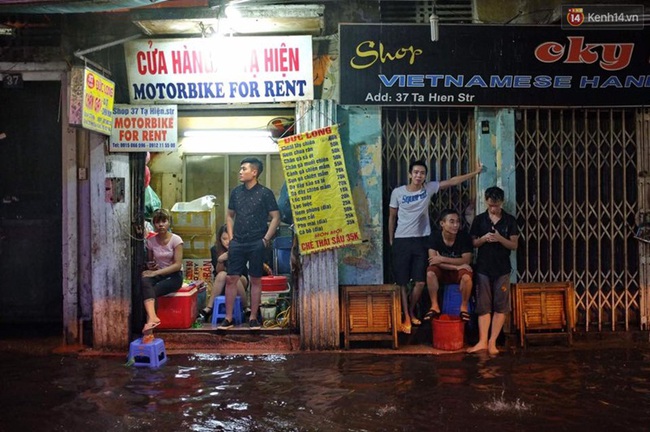 Phố cổ Hà Nội ngập lênh láng sau cơn mưa lớn - Ảnh 7.