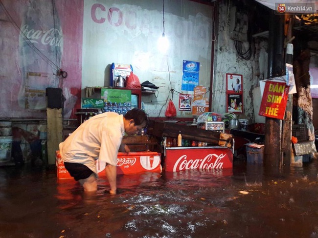 Phố cổ Hà Nội ngập lênh láng sau cơn mưa lớn - Ảnh 11.