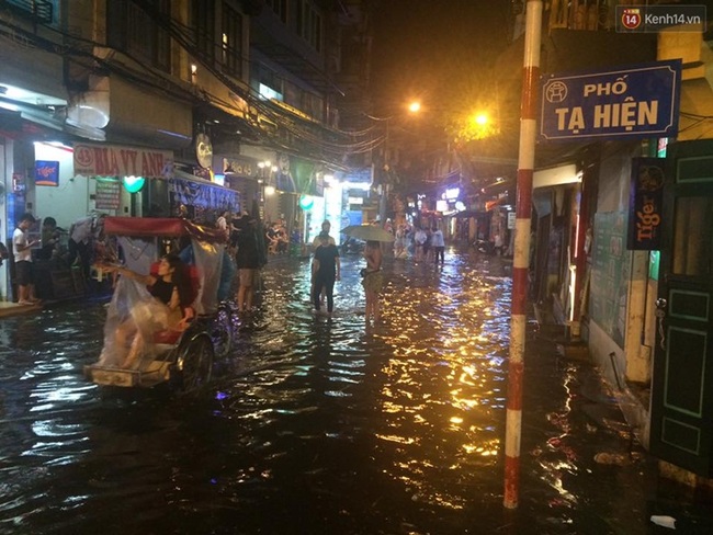 Phố cổ Hà Nội ngập lênh láng sau cơn mưa lớn - Ảnh 8.