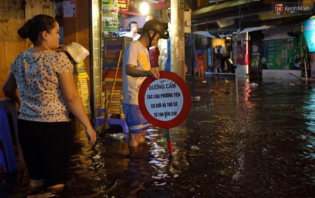 Phố cổ Hà Nội ngập lênh láng sau cơn mưa lớn - Ảnh 12.