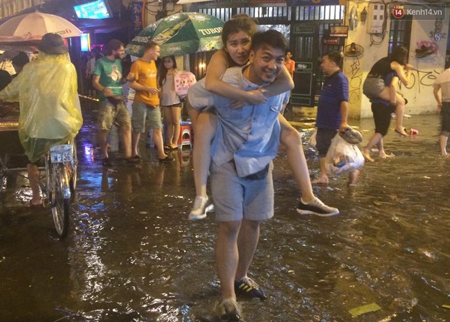 Phố cổ Hà Nội ngập lênh láng sau cơn mưa lớn - Ảnh 14.