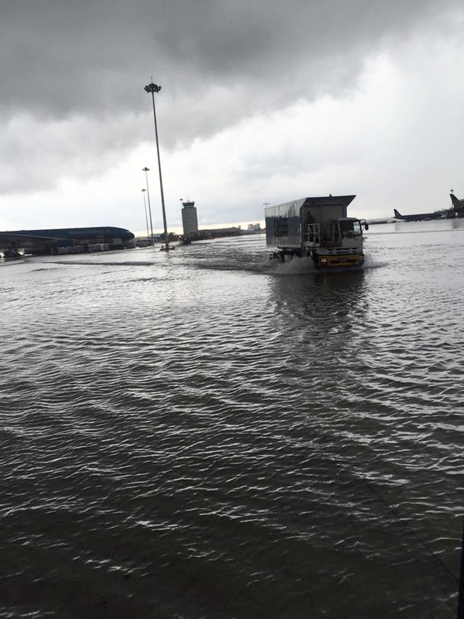 Clip: Sân bay Tân Sơn Nhất lại ngập lênh láng sau cơn mưa lớn ở Sài Gòn - Ảnh 6.