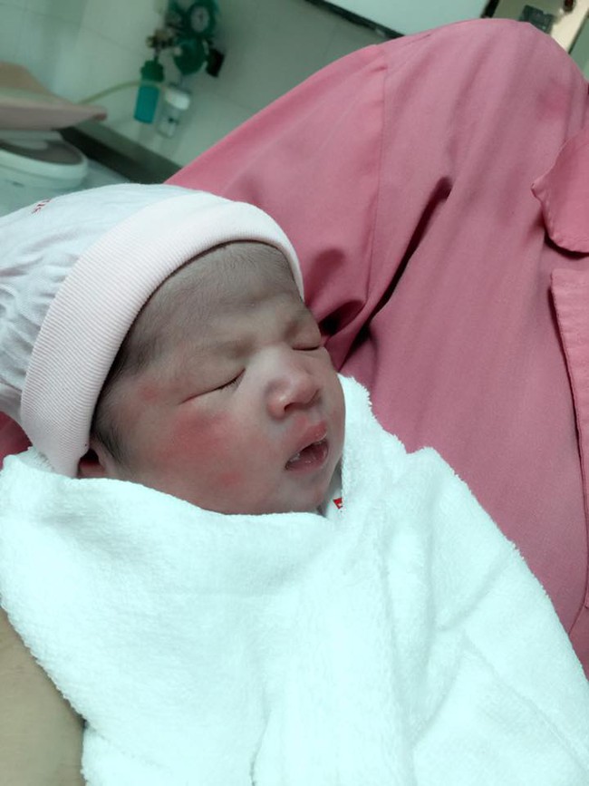 Quách Thành Danh hạnh phúc khoe ảnh con gái vừa ra đời - Ảnh 2.