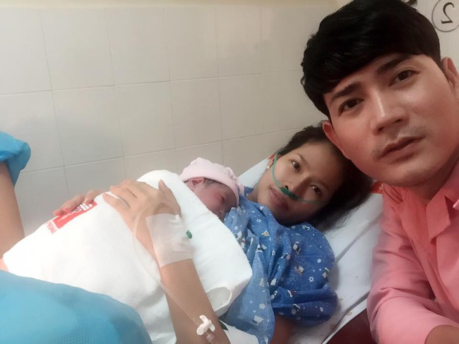 Quách Thành Danh hạnh phúc khoe ảnh con gái vừa ra đời - Ảnh 1.