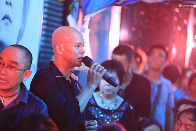 Dưới cơn mưa, anh em đồng nghiệp đang cùng hát những ca khúc vang danh, Minh Thuận ơi, anh mỉm cười chào tạm biệt nhé! - Ảnh 38. Dưới cơn mưa, anh em đồng nghiệp đang cùng hát những ca khúc vang danh, Minh Thuận ơi, anh mỉm cười chào tạm biệt nhé! - Ảnh 38.