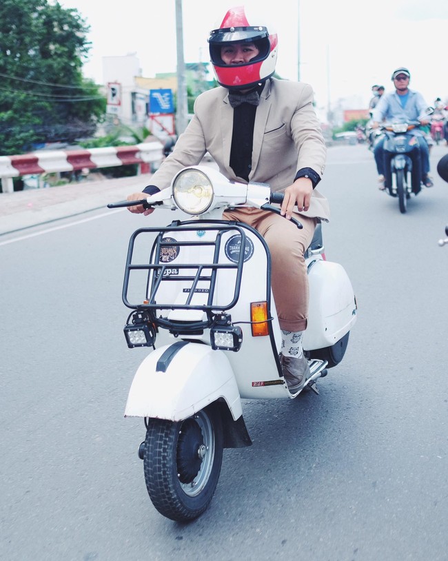 Nguyên dàn mặc chất, cưỡi vespa cổ trên phố Sài Gòn: Quá nhiều cái đẹp trong một tấm hình! - Ảnh 10.