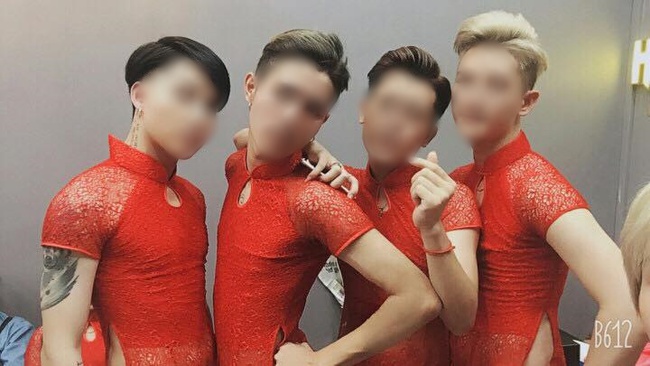 Dàn trai đẹp mặc áo dài đỏ làm lễ tân hot nhất ngày hôm nay! - Ảnh 1.