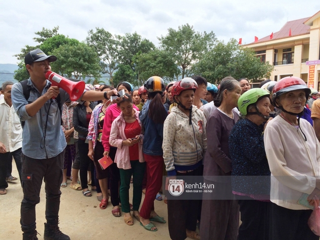 MC Phan Anh đang trao những phần quà đầu tiên: Mọi người thương con thì xếp hàng ngay ngắn vào ạ - Ảnh 2.