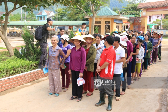 Ngày trao quà cứu trợ thứ 2: Mong lần sau đến đây, bà con có thể tặng quà ngược lại cho Phan Anh - Ảnh 4.