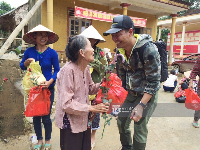 Đâu chỉ cứu trợ, nhân ngày 20/10 Phan Anh còn bỏ tiền túi ra mua hoa và quà tặng chị em vùng rốn lũ - Ảnh 7.