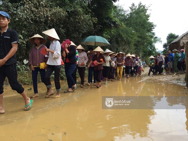 Đâu chỉ cứu trợ, nhân ngày 20/10 Phan Anh còn bỏ tiền túi ra mua hoa và quà tặng chị em vùng rốn lũ - Ảnh 3.