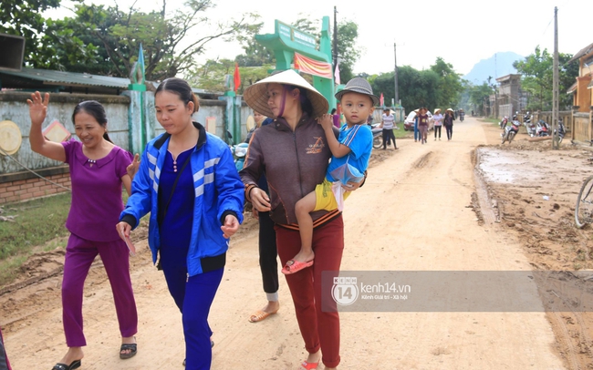 Ngày trao quà cứu trợ thứ 2: Mong lần sau đến đây, bà con có thể tặng quà ngược lại cho Phan Anh - Ảnh 6.