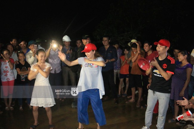 Clip: Cụ già 67 tuổi vùng rốn lũ vô tư nhảy múa cùng Khánh Thi, Phan Anh, Hoàng Bách trong đêm mưa - Ảnh 13.