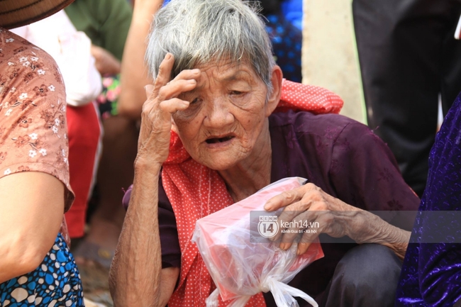 Ngày trao quà cứu trợ thứ 2: Mong lần sau đến đây, bà con có thể tặng quà ngược lại cho Phan Anh - Ảnh 7.