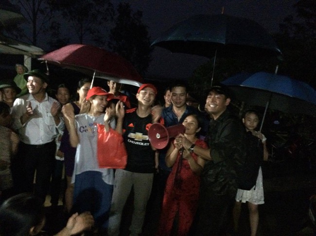 Clip: Cụ già 67 tuổi vùng rốn lũ vô tư nhảy múa cùng Khánh Thi, Phan Anh, Hoàng Bách trong đêm mưa - Ảnh 9.