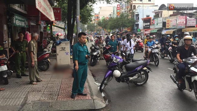 Kinh hoàng người đàn ông bị chém gần đứt lìa tay trên đường phố Sài Gòn - Ảnh 2.
