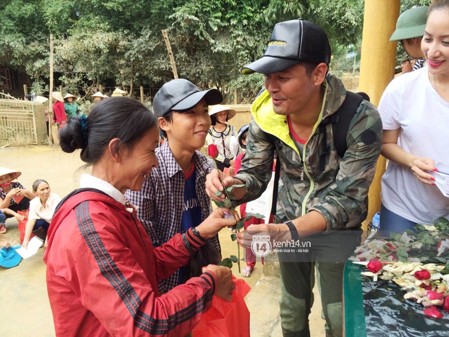 Đâu chỉ cứu trợ, nhân ngày 20/10 Phan Anh còn bỏ tiền túi ra mua hoa và quà tặng chị em vùng rốn lũ - Ảnh 6.