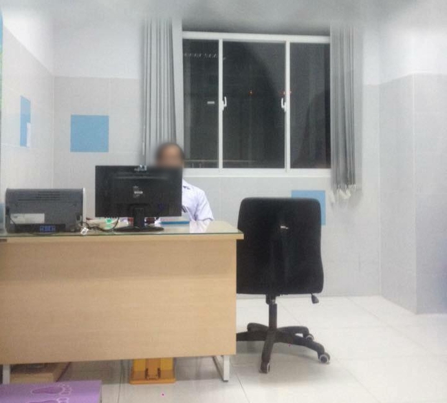 Vụ bác sĩ bị tố nghe điện thoại, không cấp cứu bệnh nhi - Không có chứng cứ nên không xem xét kỉ luật được - Ảnh 1.