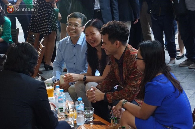 Hoàng tử Anh William ngồi vỉa hè uống cà phê phố cổ Hà Nội với Hồng Nhung, Thanh Bùi, Xuân Bắc - Ảnh 7. Hoàng tử Anh William ngồi vỉa hè uống cà phê phố cổ Hà Nội với Hồng Nhung, Thanh Bùi, Xuân Bắc - Ảnh 7.