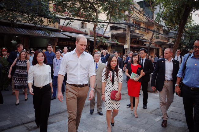Hoàng tử Anh William ngồi vỉa hè uống cà phê phố cổ Hà Nội với Hồng Nhung, Thanh Bùi, Xuân Bắc - Ảnh 1. Hoàng tử Anh William ngồi vỉa hè uống cà phê phố cổ Hà Nội với Hồng Nhung, Thanh Bùi, Xuân Bắc - Ảnh 1.