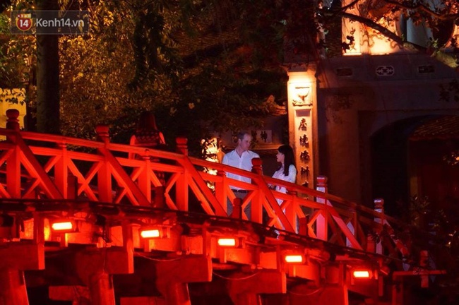 Hoàng tử Anh William ngồi vỉa hè uống cà phê phố cổ Hà Nội với Hồng Nhung, Thanh Bùi, Xuân Bắc - Ảnh 11. Hoàng tử Anh William ngồi vỉa hè uống cà phê phố cổ Hà Nội với Hồng Nhung, Thanh Bùi, Xuân Bắc - Ảnh 11.