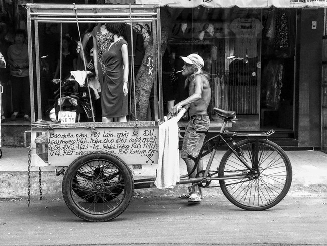 Người Sài Gòn thích thú với hình ảnh cụ ông trang trí xe ba gác bằng những triết lý sống sâu sắc - Ảnh 5.