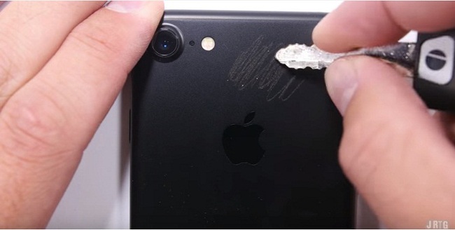 Vừa mua iPhone 7, đã có người lôi ra cào cấu bẻ vặn để thử độ bền - Ảnh 4.