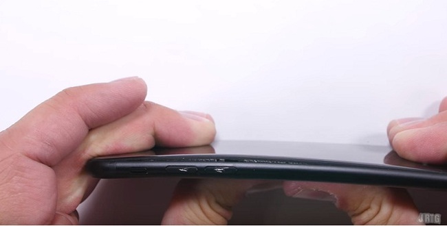 Vừa mua iPhone 7, đã có người lôi ra cào cấu bẻ vặn để thử độ bền - Ảnh 9.