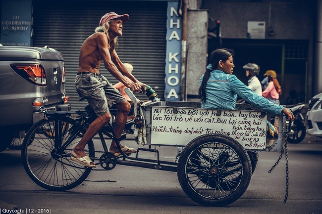 Người Sài Gòn thích thú với hình ảnh cụ ông trang trí xe ba gác bằng những triết lý sống sâu sắc - Ảnh 4.