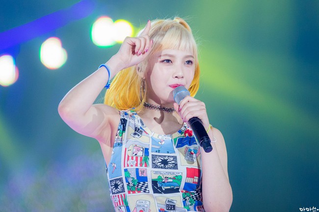 Đang biểu diễn, Joy (Red Velvet) đột ngột khụy xuống sân khấu khiến fan tán loạn - Ảnh 1.