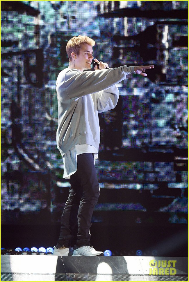 Tâm sự nhưng fan la hét không nghe, Justin Bieber đành bất lực hát tiếp - Ảnh 4.