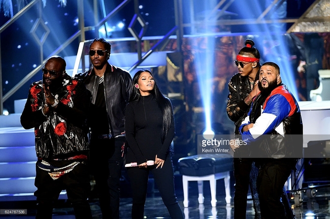 Những khoảnh khắc sân khấu bùng nổ tại American Music Awards 2016 - Ảnh 31.