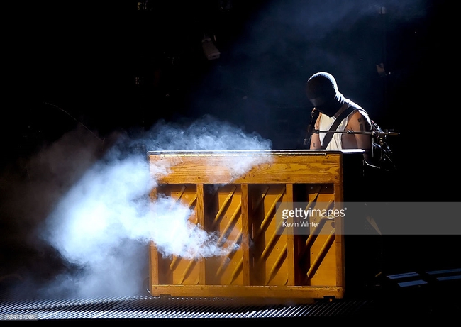 Những khoảnh khắc sân khấu bùng nổ tại American Music Awards 2016 - Ảnh 24.