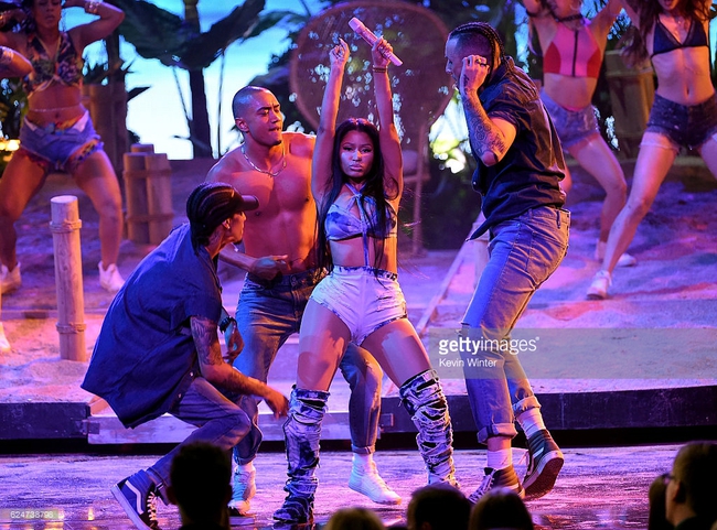Những khoảnh khắc sân khấu bùng nổ tại American Music Awards 2016 - Ảnh 9.