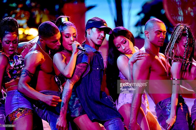 Những khoảnh khắc sân khấu bùng nổ tại American Music Awards 2016 - Ảnh 10.