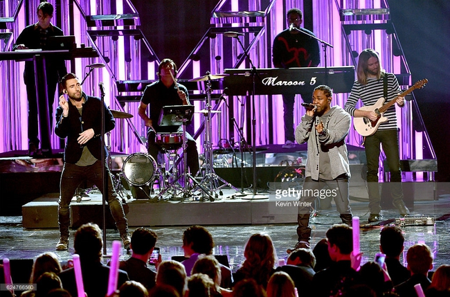 Những khoảnh khắc sân khấu bùng nổ tại American Music Awards 2016 - Ảnh 32.
