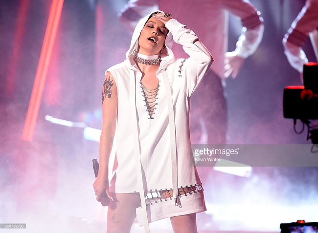 Những khoảnh khắc sân khấu bùng nổ tại American Music Awards 2016 - Ảnh 13.