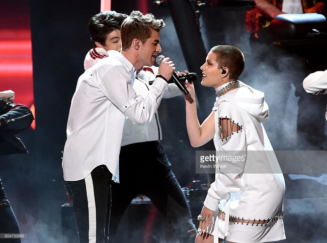 Những khoảnh khắc sân khấu bùng nổ tại American Music Awards 2016 - Ảnh 15.