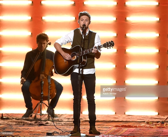 Những khoảnh khắc sân khấu bùng nổ tại American Music Awards 2016 - Ảnh 3.