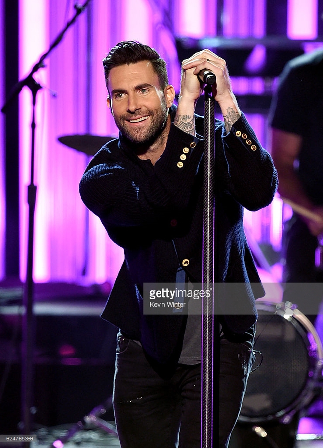 Những khoảnh khắc sân khấu bùng nổ tại American Music Awards 2016 - Ảnh 33.