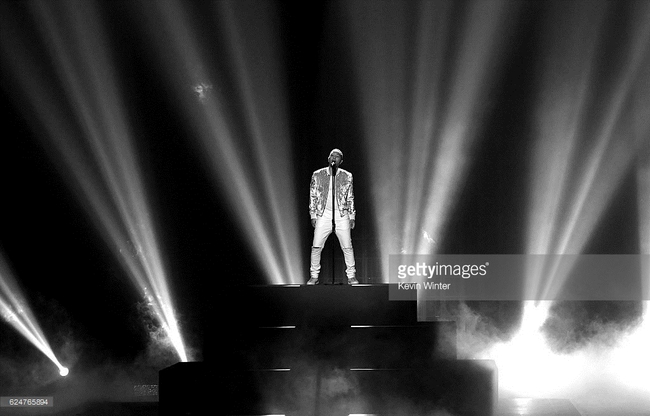 Những khoảnh khắc sân khấu bùng nổ tại American Music Awards 2016 - Ảnh 19.