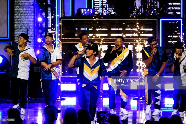 Những khoảnh khắc sân khấu bùng nổ tại American Music Awards 2016 - Ảnh 1.