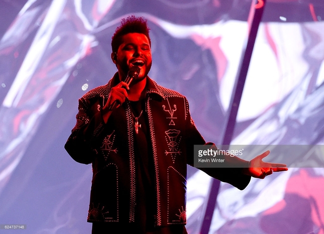 Những khoảnh khắc sân khấu bùng nổ tại American Music Awards 2016 - Ảnh 18.