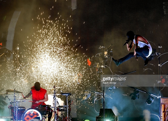 Những khoảnh khắc sân khấu bùng nổ tại American Music Awards 2016 - Ảnh 27.