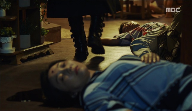 “W” - Chuyện như đùa: Lee Jong Suk thò tay khỏi màn hình, kéo Han Hyo Joo vào máy tính - Ảnh 24.