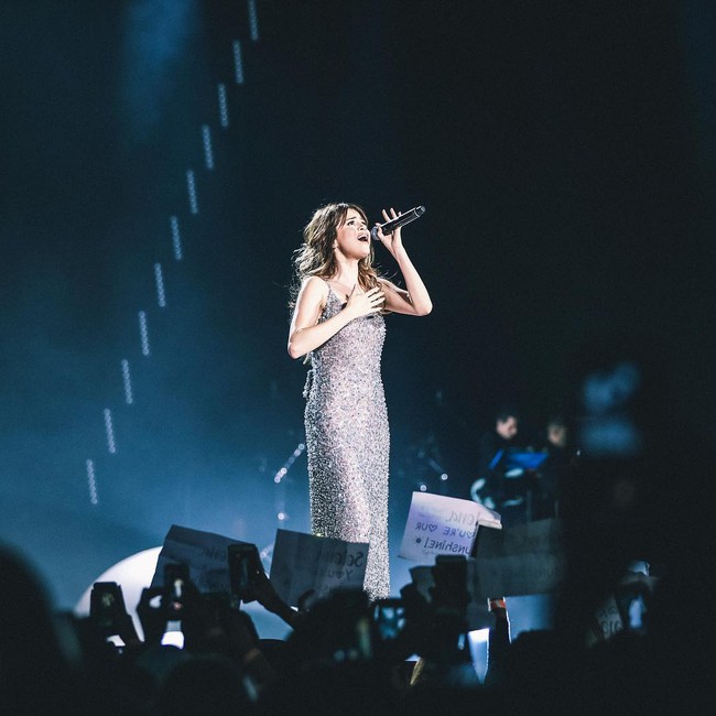 Selena Gomez lại khiến fan rạo rực với loạt trang phục biểu diễn trong tour mới nhất - Ảnh 18.