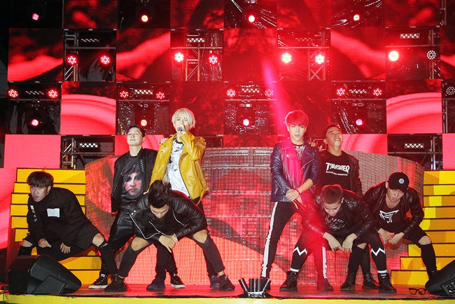 Đông Nhi sung hết cỡ cùng hàng nghìn fan trong đêm mở màn tour liveshow xuyên Việt - Ảnh 10. Đông Nhi sung hết cỡ cùng hàng nghìn fan trong đêm mở màn tour liveshow xuyên Việt - Ảnh 10.